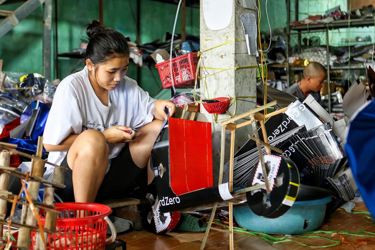 Những chiếc xe máy được làm bằng khung tre, các tấm bìa cứng với đủ loại màu sắc ghép lại.