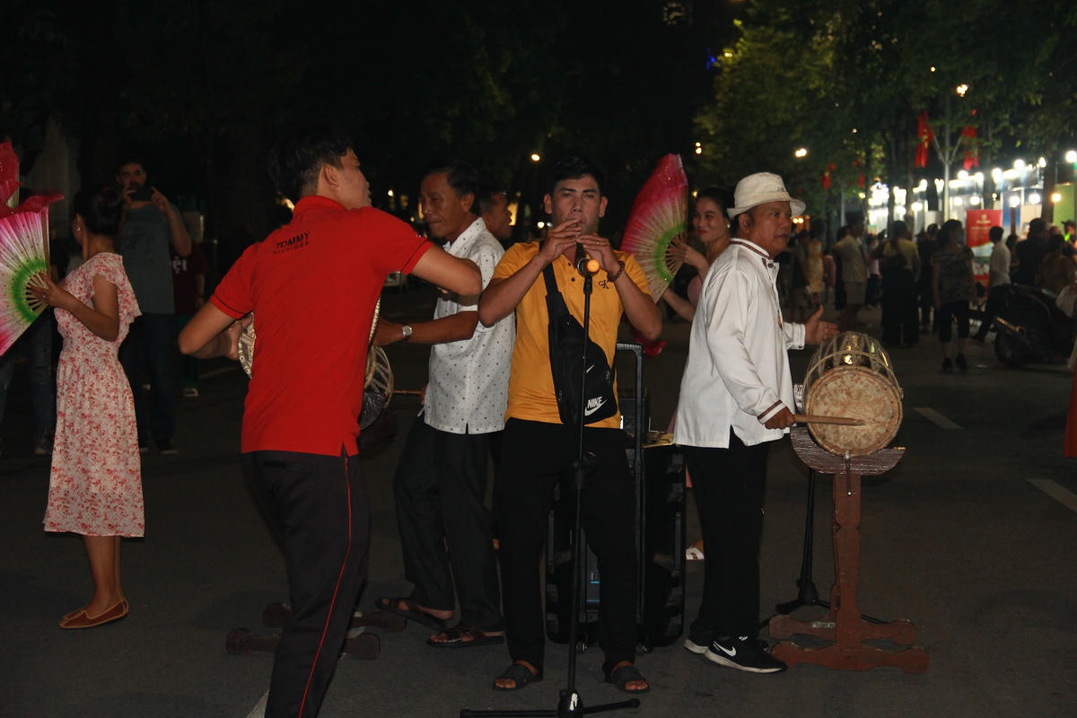 Biểu diễn văn nghệ ở phố đi bộ.