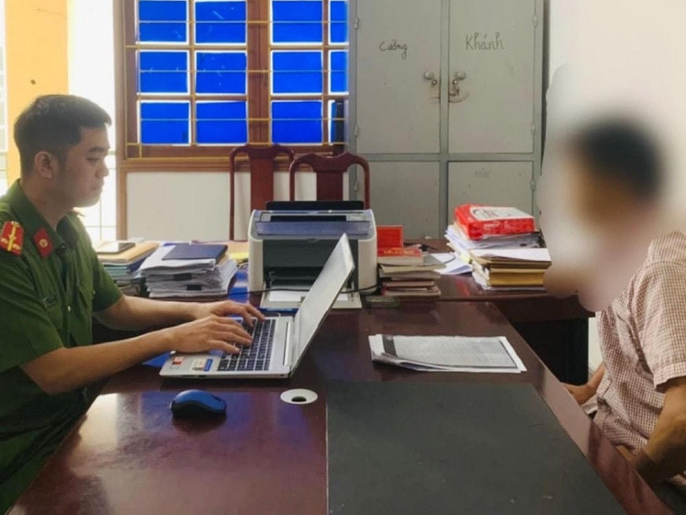 Cơ quan công an làm việc với người nhà nạn nhân đến trình báo.