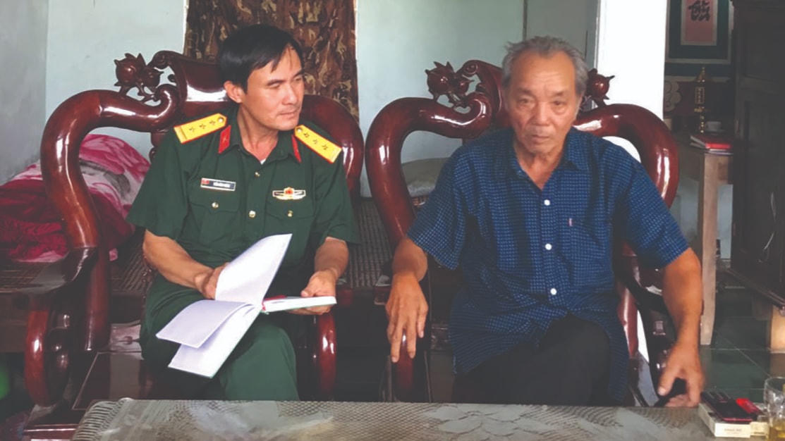 Cựu chiến binh Mai Xuân Lụa (phải) đã dành cả đời để tìm kiếm những đồng đội đã hy sinh đưa về an táng.  