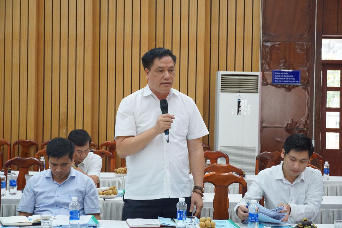 Thành viên đoàn giám sát trao đổi, đề nghị làm rõ thêm việc người dân phản ánh việc không công bằng trong việc đóng tiền về sử dụng hạ tầng giữa hộ chính và hộ phụ là như nhau, hiện nay huyện có giải pháp gì chưa. Ảnh: Mạnh Thìn.