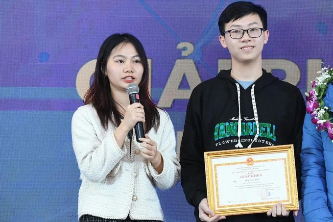 Đại diện nhóm tác giả Vũ Công Duy, giành giải Nhất tại hạng mục "Giải pháp Công nghệ An toàn giao thông", với tác phẩm: Hệ thống quản lý giao thông thông minh
