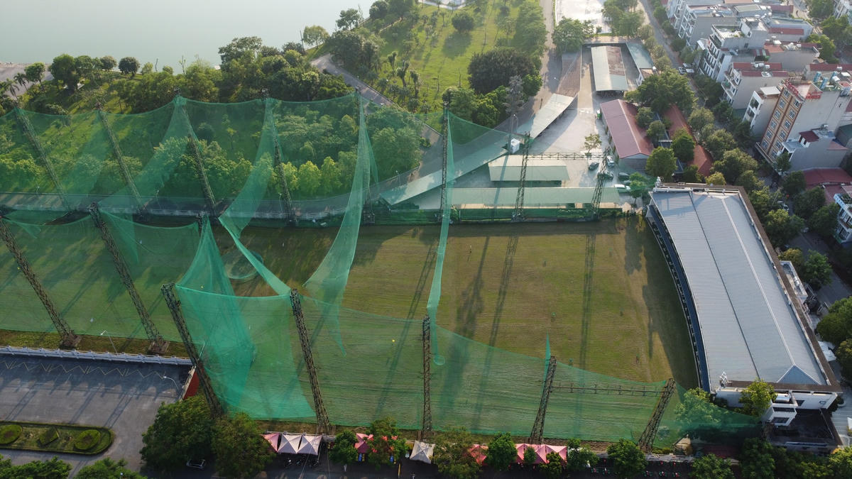 Toàn cảnh sân tập Golf Bắc Giang và Nhà hàng 8286 tại Công viên Hoàng Hoa Thám, thành phố Bắc Giang.