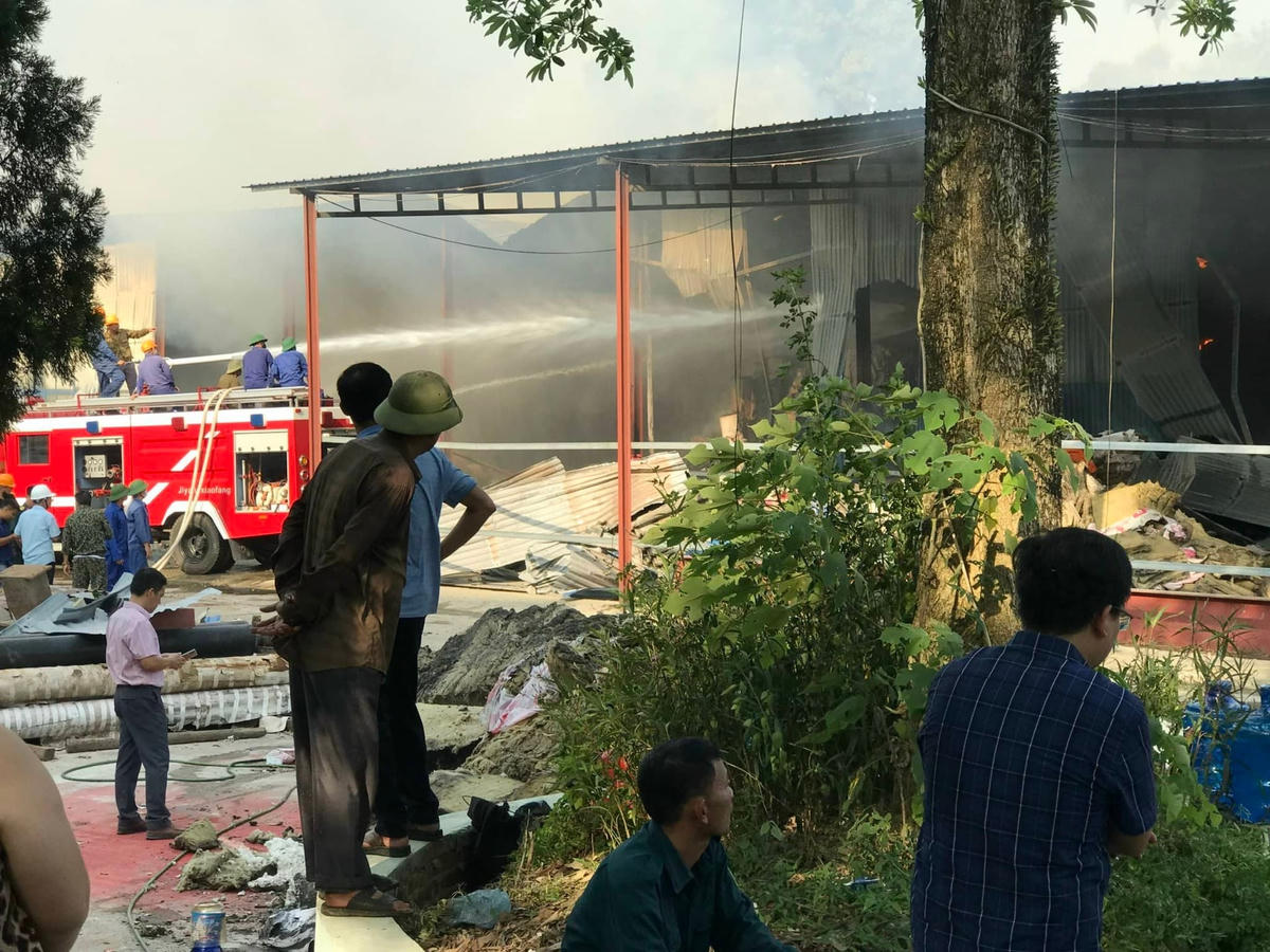 Nhiều xe chữa cháy đã được huy động