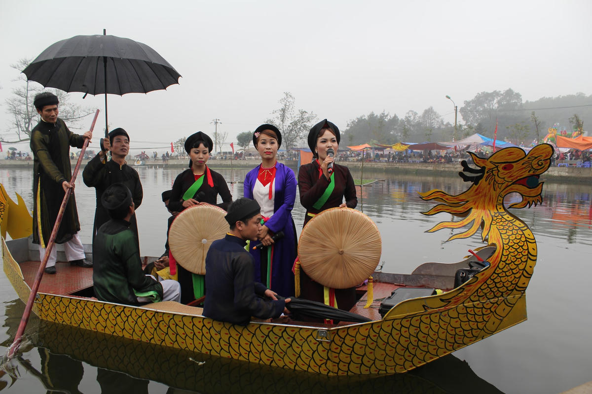 Hát quan họ trên thuyền, nét riêng có của quê hương Kinh Bắc. ẢNh: Hoàng Thu Phố.  