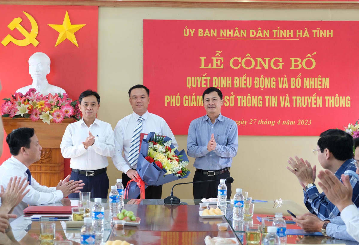 Ông Trần Thế Dũng, Phó Bí thư Thường trực Tỉnh ủy và ông Lê Ngọc Châu, Phó Chủ tịch UBND tỉnh trao quyết định, tặng hoa chúc mừng tân Phó Giám đốc Sở Thông tin và Truyền thông Dương Kim Nga.