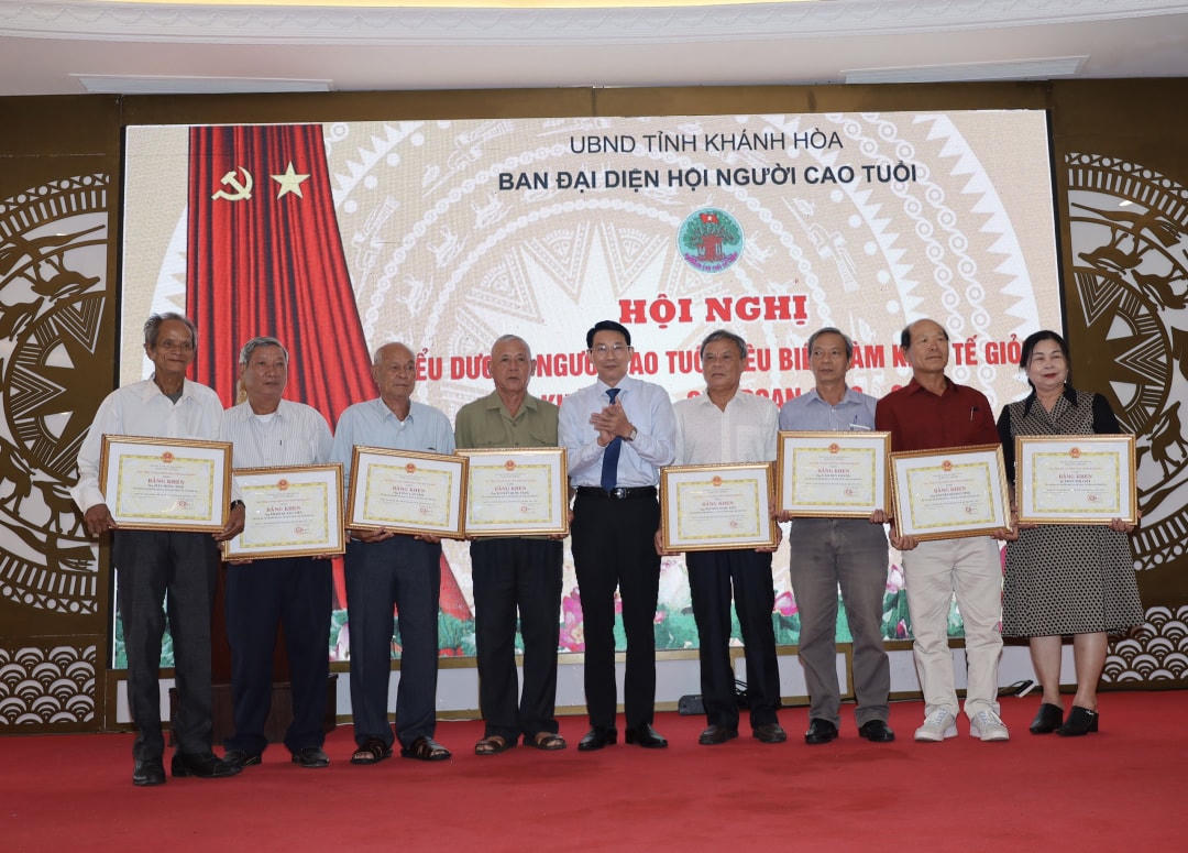 Ông Đinh Văn Thiệu, Phó Chủ tịch UBND tỉnh Khánh Hòa trao bằng khen cho các cá nhân tiêu biểu xuất sắc làm kinh tế giỏi giai đoạn 2018-2023.