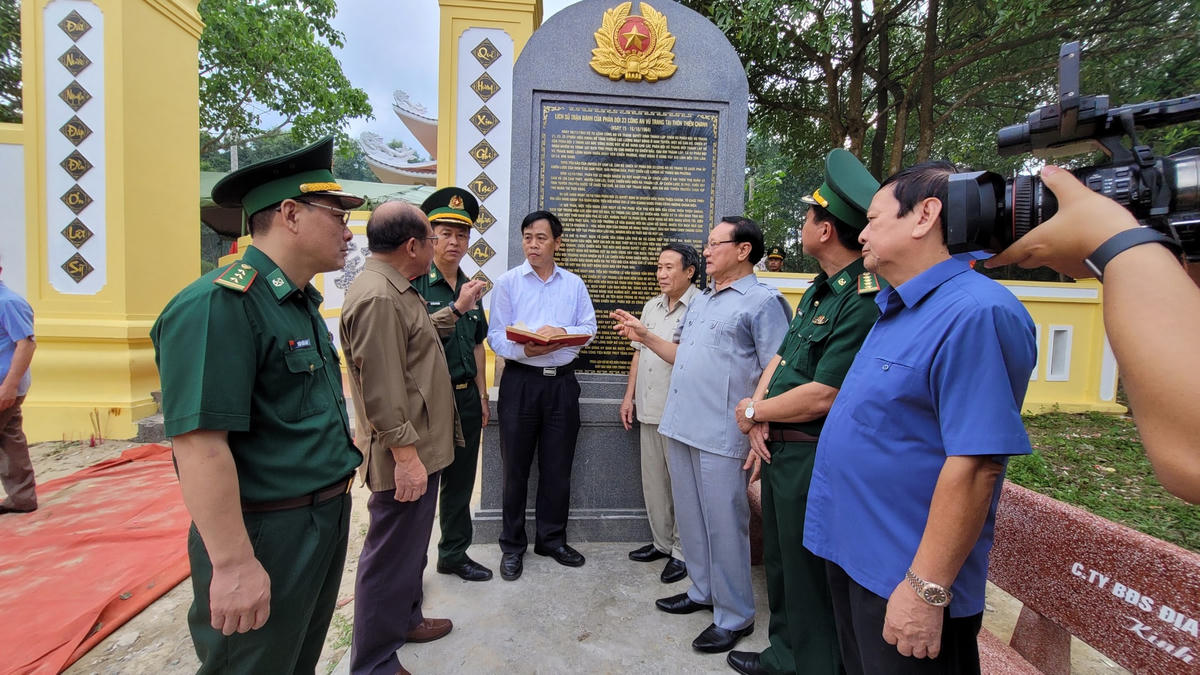 Đại biểu tham dự lễ cùng tham quan, ôn lại chiến công oanh liệt và sự hi sinh anh dũng của các liệt sĩ (Ảnh: BĐBP).