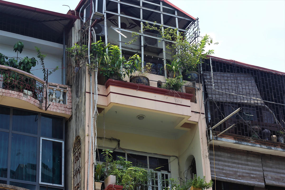 Nhà ống cũng chỉ có một cầu thang với khoảng hở giữa nhà. Tầng một bố trí bếp, chỗ để ôtô, xe máy và nhiều đồ dễ cháy, sinh khói độc (sofa, xe máy, vật dụng bằng nhựa tổng hợp). Ảnh: Ngọc Ánh.