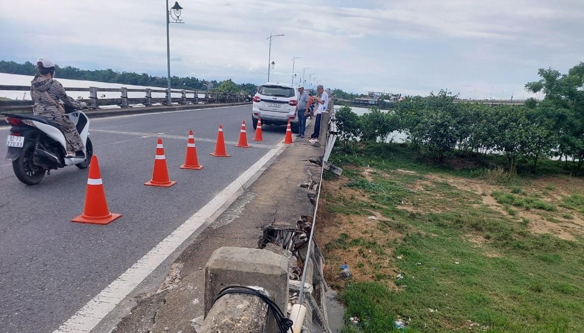 Lực lượng chức năng dùng vật cảnh báo cho người tham gia giao thông.