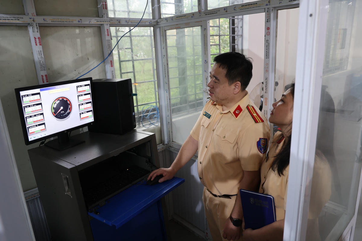 Theo Cục CSGT, quy trình đăng kiểm các phương tiện dân sự có 5 công đoạn chính, trong đó, cán bộ CSGT sẽ hỗ trợ kiểm tra kỹ thuật, nghiệp vụ để việc thực hiện quy trình nhanh chóng, đầy đủ cho người dân khi có nhu cầu đăng kiểm.