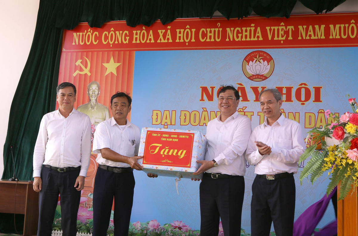 Bí thư Tỉnh ủy Nam Định Phạm Gia Túc, Chủ tịch Ủy ban MTTQ tỉnh Đoàn Văn Hùng, Phó Chủ tịch UBND tỉnh Trần Lê Đoài tặng quà cán bộ, nhân dân xóm Lâm Phú trong Ngày hội.
