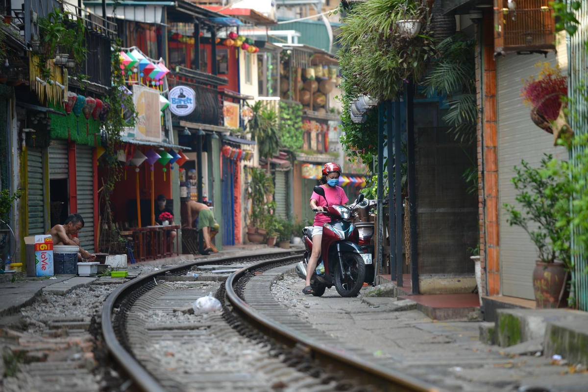 Cuộc sống của người dân bên trong tuyến phố vẫn diễn ra bình thường.