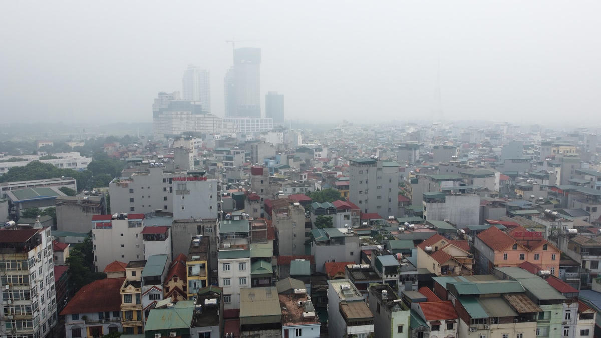 Sương mù Hà Nội 'nuốt chửng' nhiều tòa nhà cao tầng
