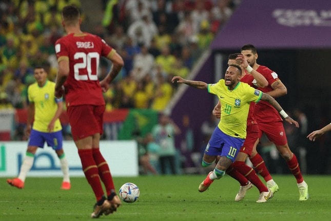 Neymar thường xuyên bị các cầu thủ Thuỵ Sĩ phạm lỗi.