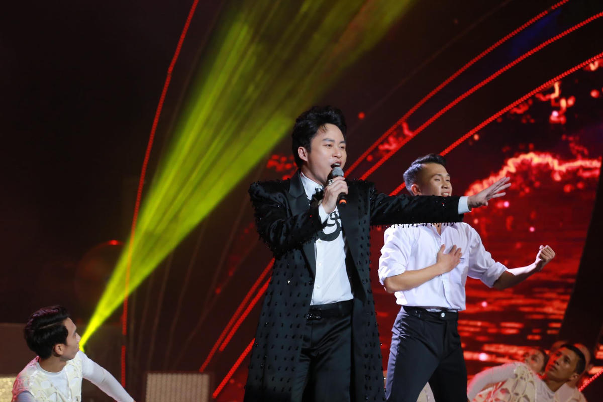 Ca sĩ Tùng Dương kể câu chuyện về tình mẫu tử bằng âm nhạc.