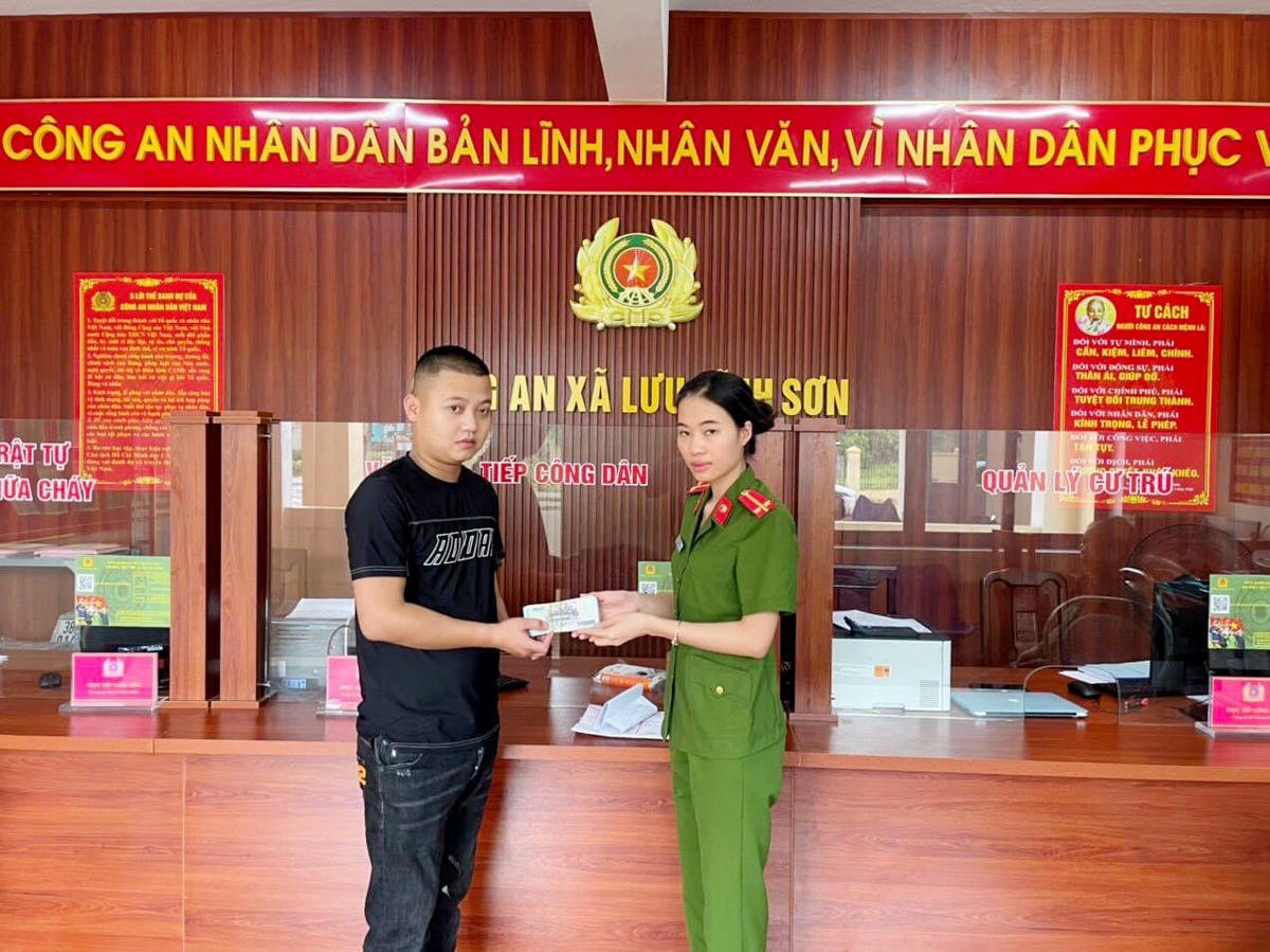 Anh Đặng Đình Phước nhờ công an xã trả lại số tiền cho người chuyển nhầm vào tài khoản. 