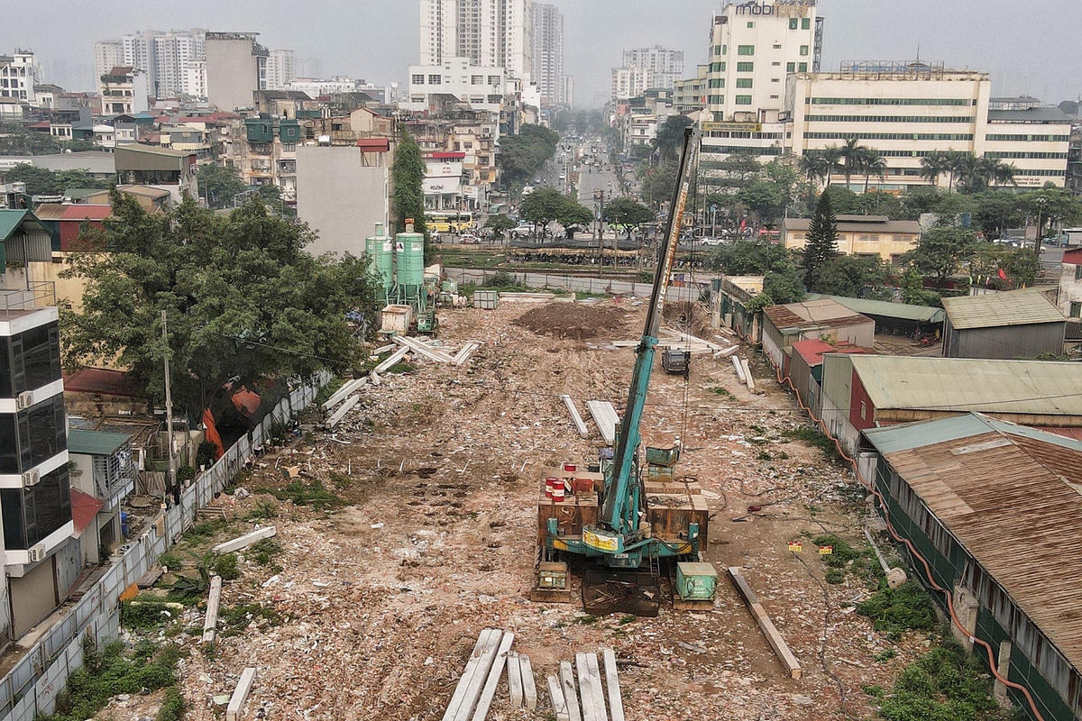  Hiện tại, trên công trường có 40 công nhân thực hiện thi công cùng nhiều hệ thống máy móc phục vụ xây dựng công trình được huy động.