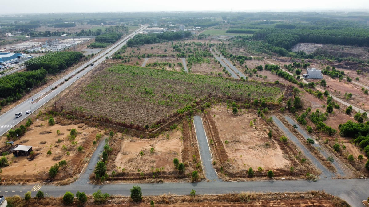 Đây là một trong những thửa đất nằm trọng dự án The Viva City khu A mà chủ đầu tư LDG chưa thể thỏa thuận đền bù được giá với người dân. Trong khi đó, chủ đất "tố" chủ đầu tư không thiện chí và cố tình né tránh việc thỏa thuận, đền bù giá đất thực hiện dự án. Ảnh: Mạnh Thìn.