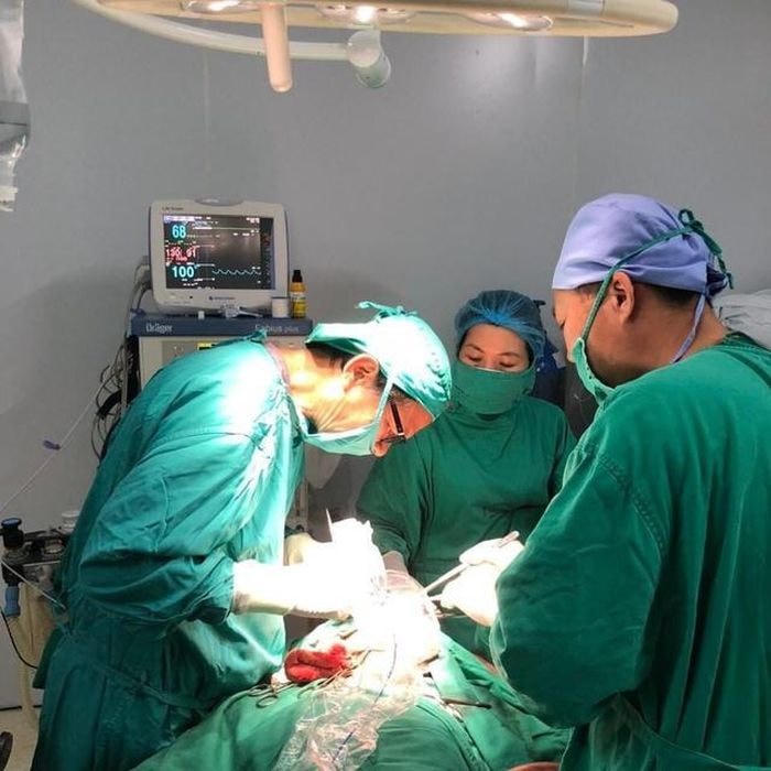 Các bác sĩ tiến hành phẫu thuật khâu vết thương cho người đàn ông bị trâu húc.
