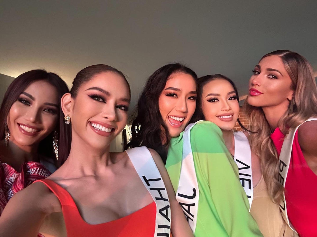 Sắc vóc của Anna Sueangam-iam nổi bật khi chung khung hình cùng đại diện các nước tại Miss Universe.  