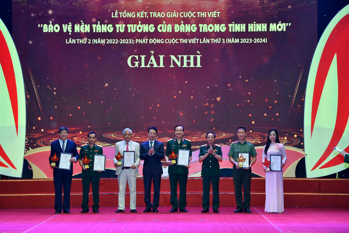 Các tác giả và nhóm tác giả được trao giải Nhì.