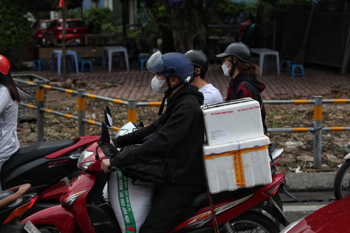 Người dân lỉnh kỉnh đồ đạc trở lại Thủ đô, nhiều tuyến đường ùn ứ kéo dài