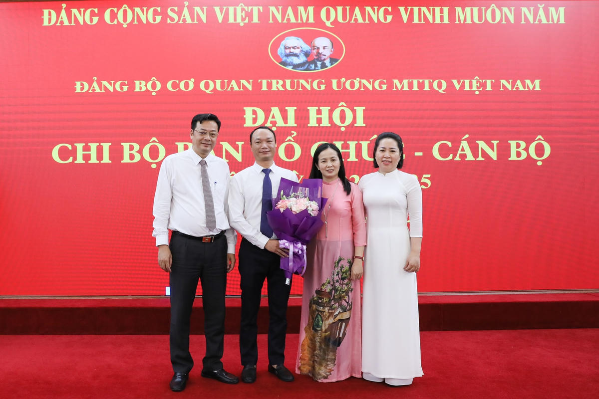 Tặng hoa đồng chí thôi không tham gia Chi ủy Chi bộ Ban Tổ chức - Cán bộ, nhiệm kỳ 2022 – 2025. Ảnh: Quang Vinh.