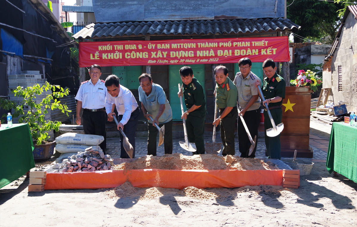 Đại diện lãnh đạo các đơn vị cùng gia đình động thổ khởi công xây dựng “Nhà Đại đoàn kết” cho gia đình ông Nguyễn Văn Lượm.