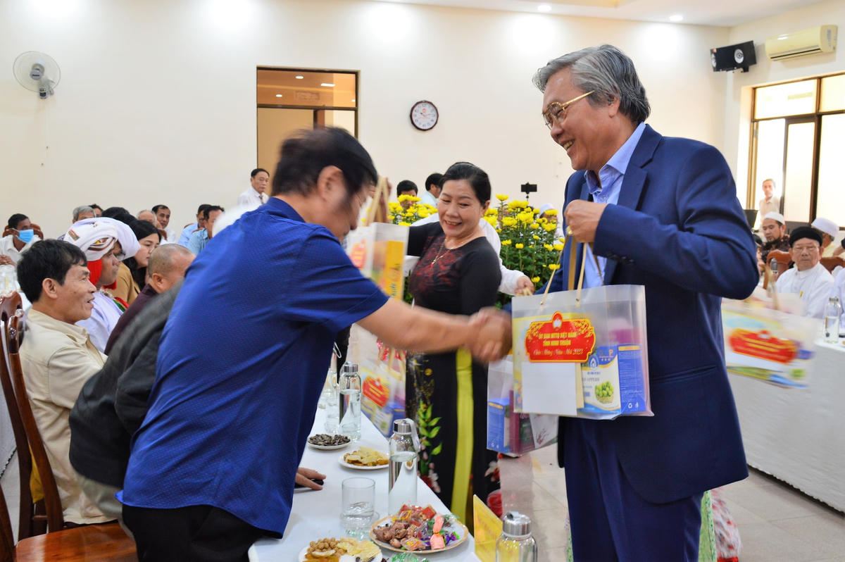 Ông Lê Văn Bình, Chủ tịch Ủy ban MTTQ VN tỉnh Ninh Thuận, tặng quà cho các đại biểu.