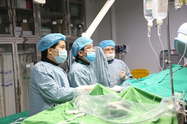 Cấp cứu bệnh nhân nhồi máu cơ tim tại Bệnh viện đa khoa tỉnh Phú Thọ.      Ảnh: BVCC