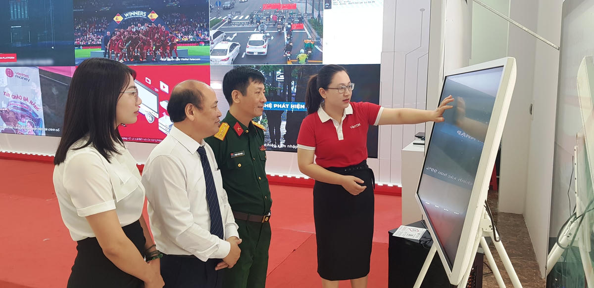 Ông Lê Văn Nam, Phó Giám đốc Sở TTTT tỉnh Thanh Hóa cùng nhiều đại biểu nghe đại diện các gian hàng thuyết minh về các giải pháp chuyển đổi số về truyền thanh thông minh, du lịch thông minh, các giải pháp về chuyển đổi số cho doanh nghiệp. 