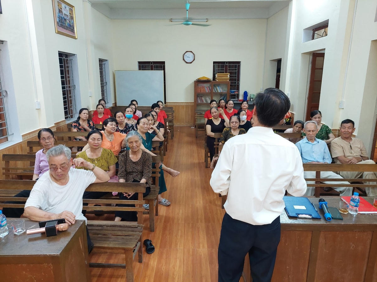 Luật sư Nguyễn Đình Cầu, Giám đốc Trung tâm Tư vấn pháp luật, Hội Luật gia thành phố Hải Dương phổ biến Luật thừa kế và hướng dẫn cách viết di chúc. Ảnh: Phạm Quốc Bính.