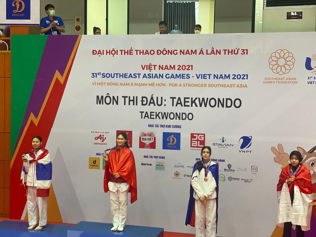 Thu Hiền trên bục cao nhất chuẩn bị nhận HVC.