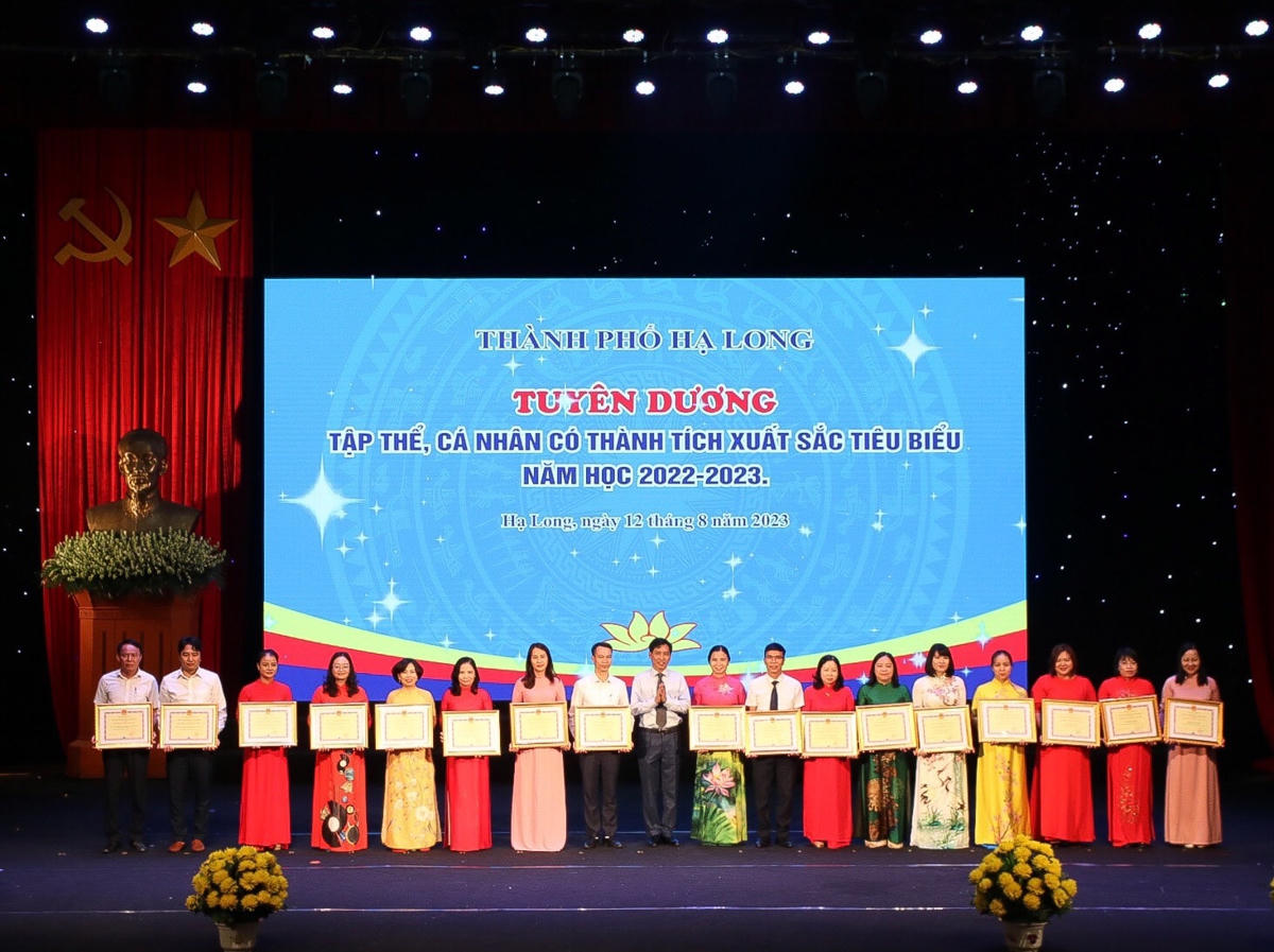  Chủ tịch UBND TP Hạ Long Nguyễn Tiến Dũng trao bằng khen của UBND tỉnh cho các đơn vị, cá nhân tại lễ tổng kết năm học 2022-2023.