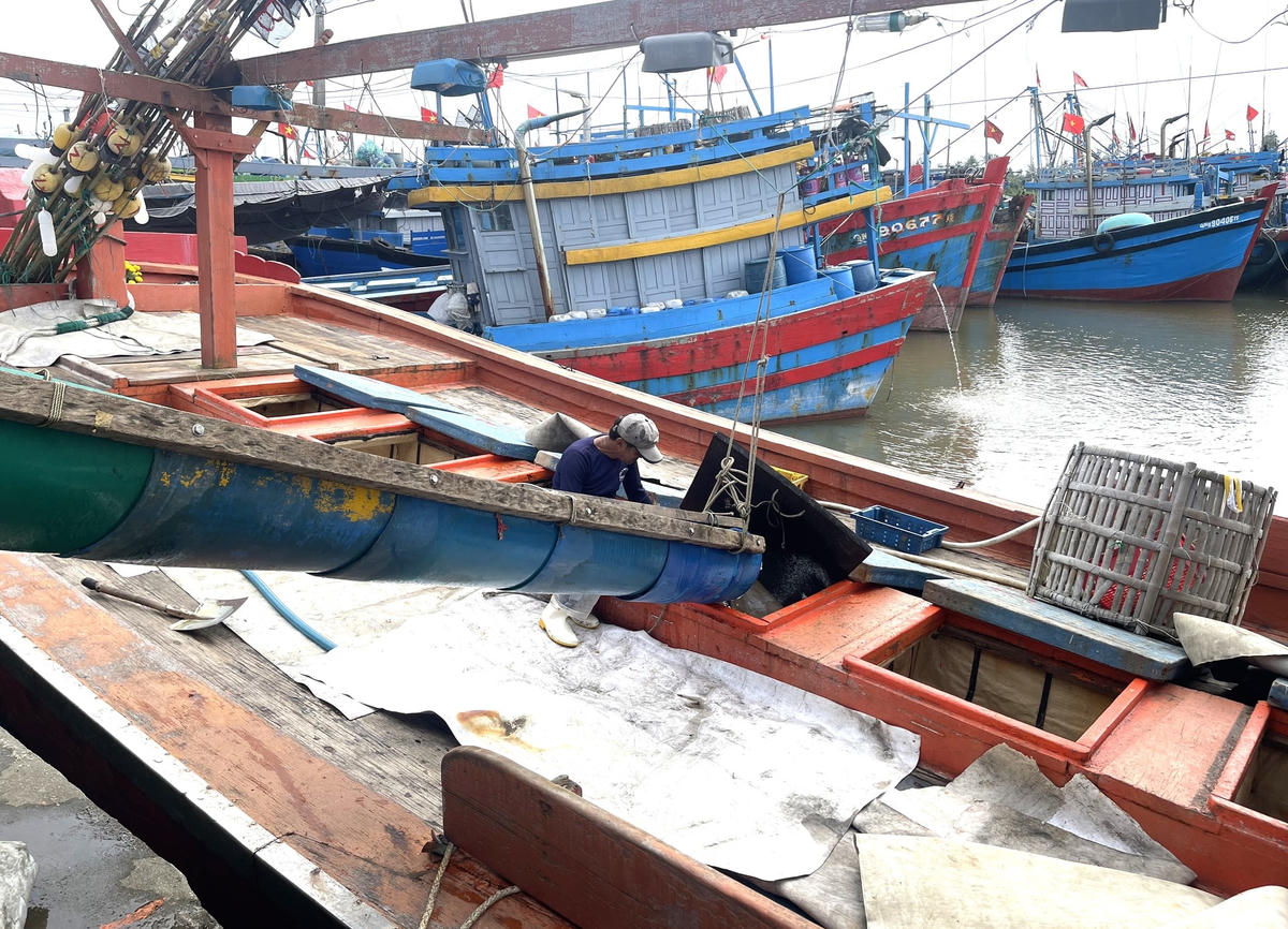 Nhiều tàu thuyền cập cảng Sa Kỳ đangnhập nhiên liệu.