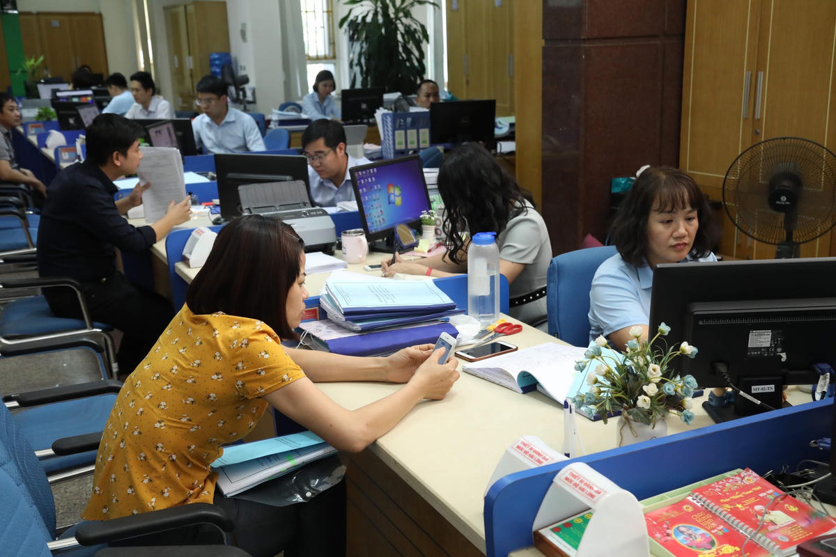 Môi trường đãi ngộ tốt, chính sách lương hợp lý và cơ hội thăng tiến công bằng chính là những giải pháp để giữ chân người tài trong cơ quan nhà nước. Ảnh: Quang Vinh