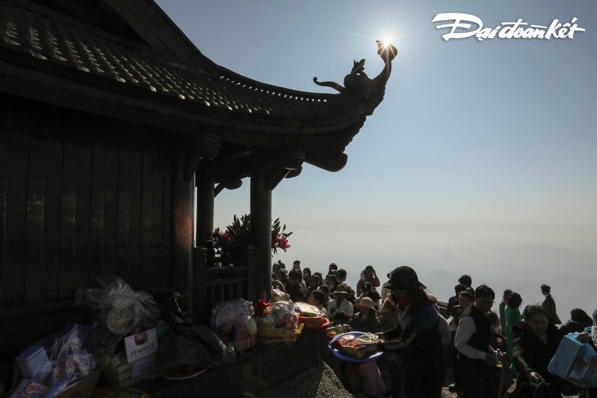 Xung quanh chùa Đồng thiên nhiên bao la hùng vĩ, bao phủ bởi mây trắng, sương mù.