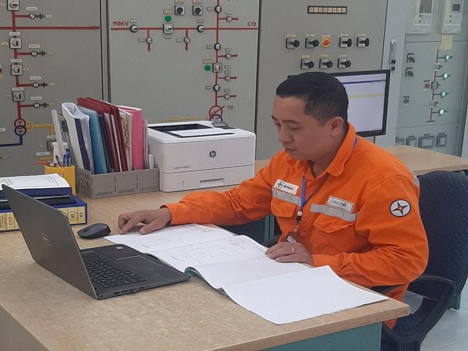 Anh Duy Thân trong công việc thường nhật tại tổ thao tác lưu động 110kV Phù Yên.