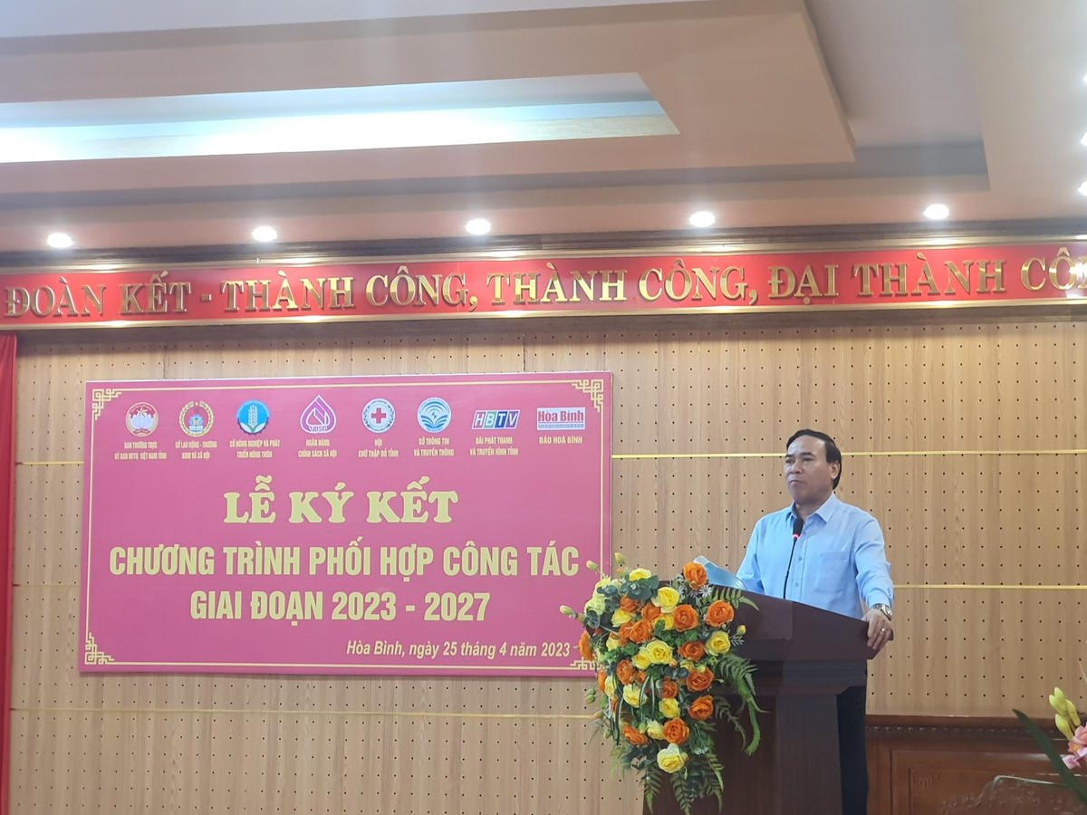 Ông Bùi Tiến Lực - Chủ tịch Ủy ban MTTQ Việt Nam tỉnh Hòa Bình phát biểu tại buổi lễ.