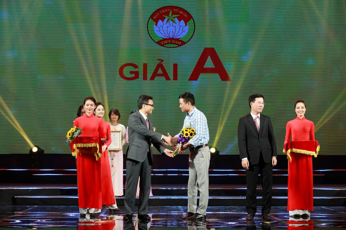 Trao giải A cho đại diện nhóm tác giả Báo Đại Đoàn Kết với loạt bài “Những tấm lòng cao cả” tại giải Báo chí “Vì sự nghiệp Đại đoàn kết toàn dân tộc” lần thứ XIV, năm 2019- 2020.