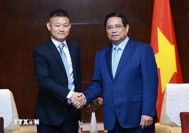 Thủ tướng Phạm Minh Chính tiếp ông Vương Gia Trung, Phó Chủ tịch phụ trách toàn cầu Tập đoàn Khoa học Kỹ thuật Yadea. (Ảnh: Dương Giang/TTXVN) ttxvn-thu-tuong-tiep-mot-so-lanh-dao-tap-doan-hang-dau-cua-trung-quoc-3.jpg