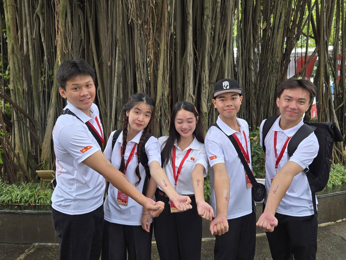 Các bạn trẻ hào hứng với tattoo