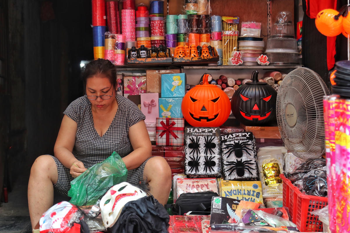 Phố Hàng Mã tràn ngập đồ chơi 'độc' trước ngày  Halloween