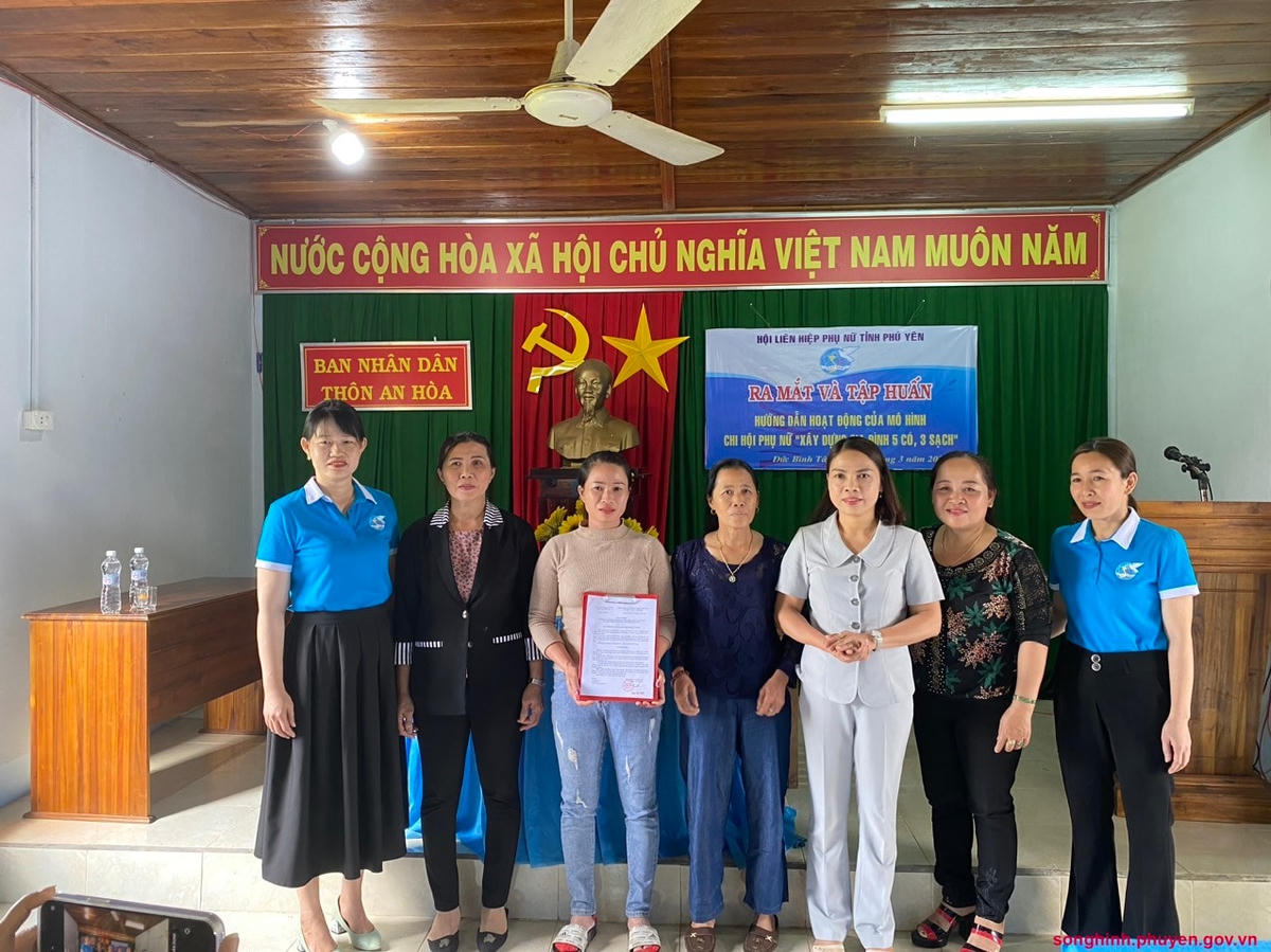 Bà Trần Thị Binh, Phó chủ tịch Hội LHPN tỉnh Phú Yên, trao quyết định thành lập mô hình tại thôn An Hòa, xã Đức Bình Tây, huyện Sông Hinh.