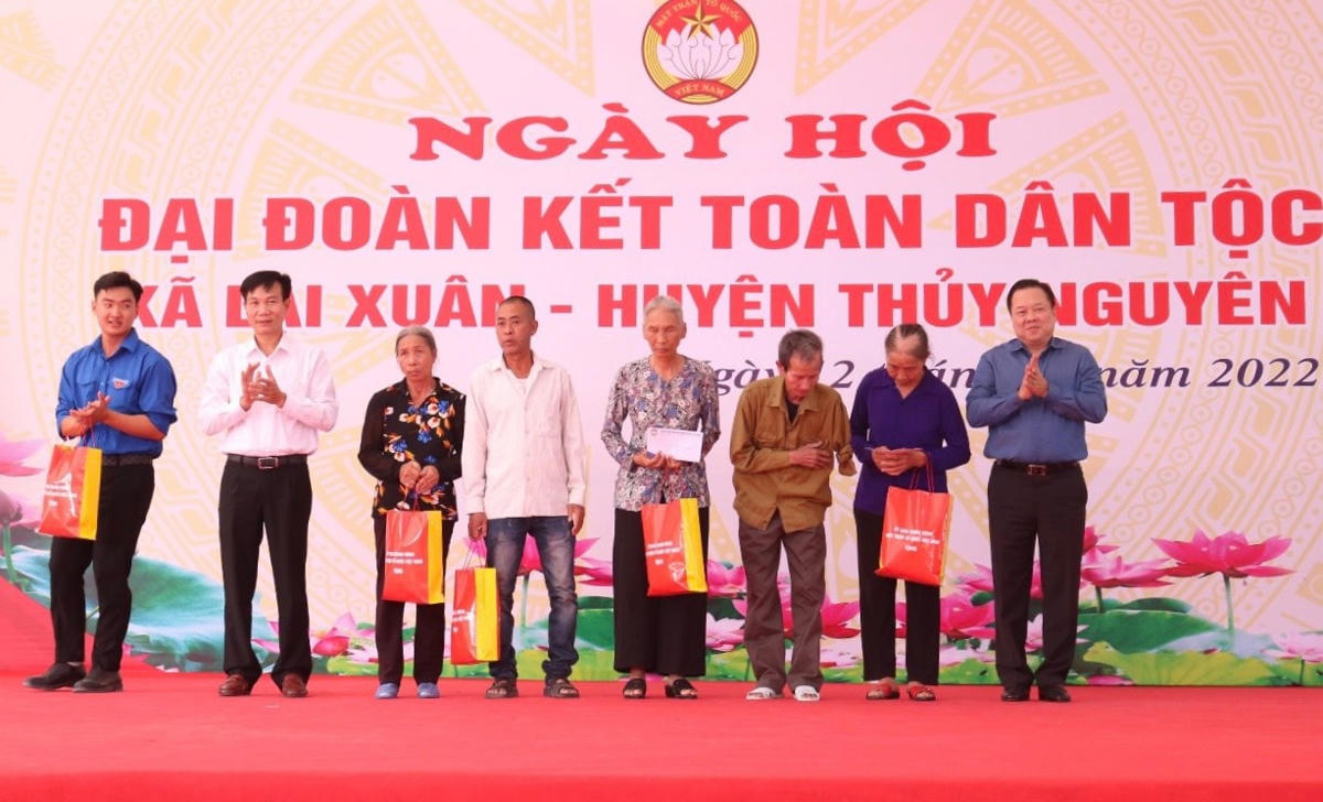 Các đại biểu trao quà của UBTƯ MTTQ Việt Nam đến một số hộ gia đình chính sách trên địa bàn xã Lại Xuân.