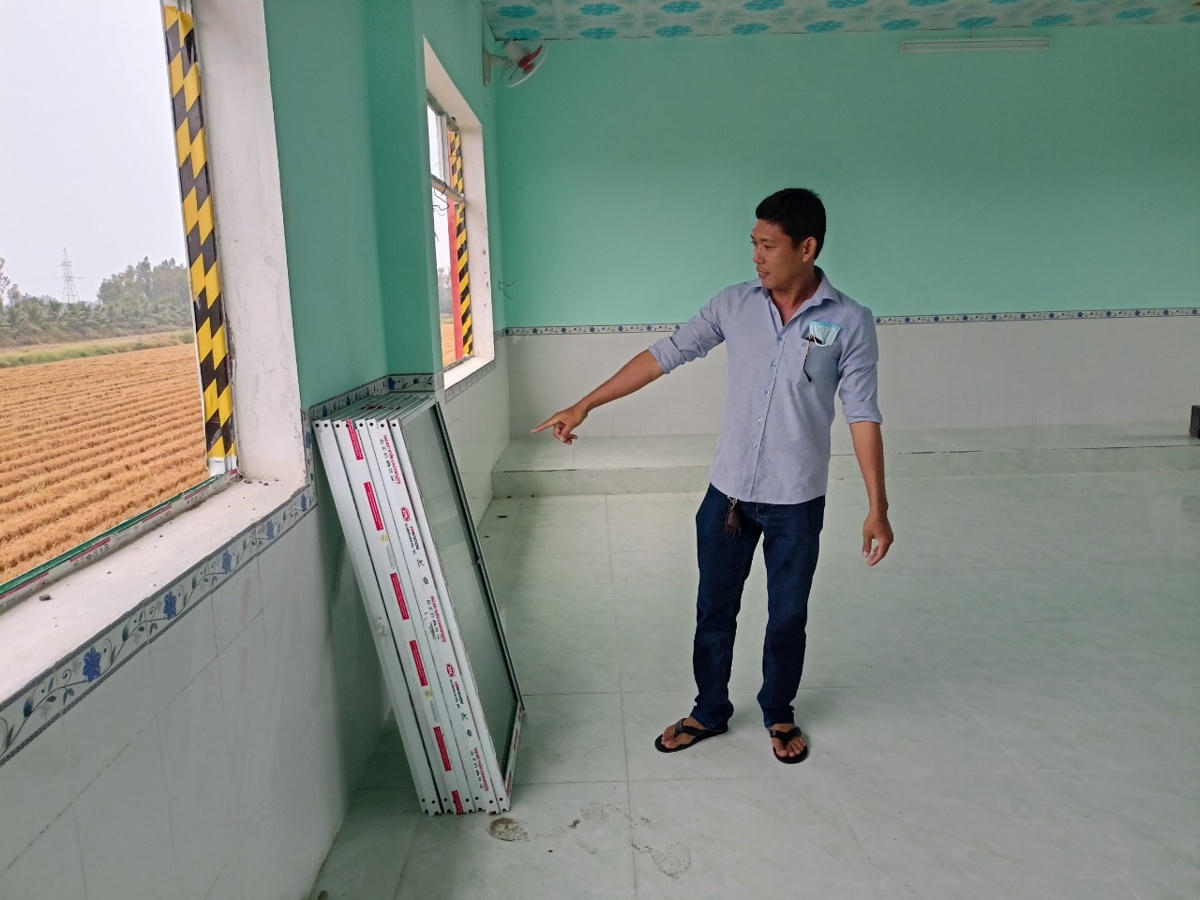 Anh Minh chỉ số cửa nhôm a chưa lắp đặt vì chưa nhận được tiền từ nhà thầu.