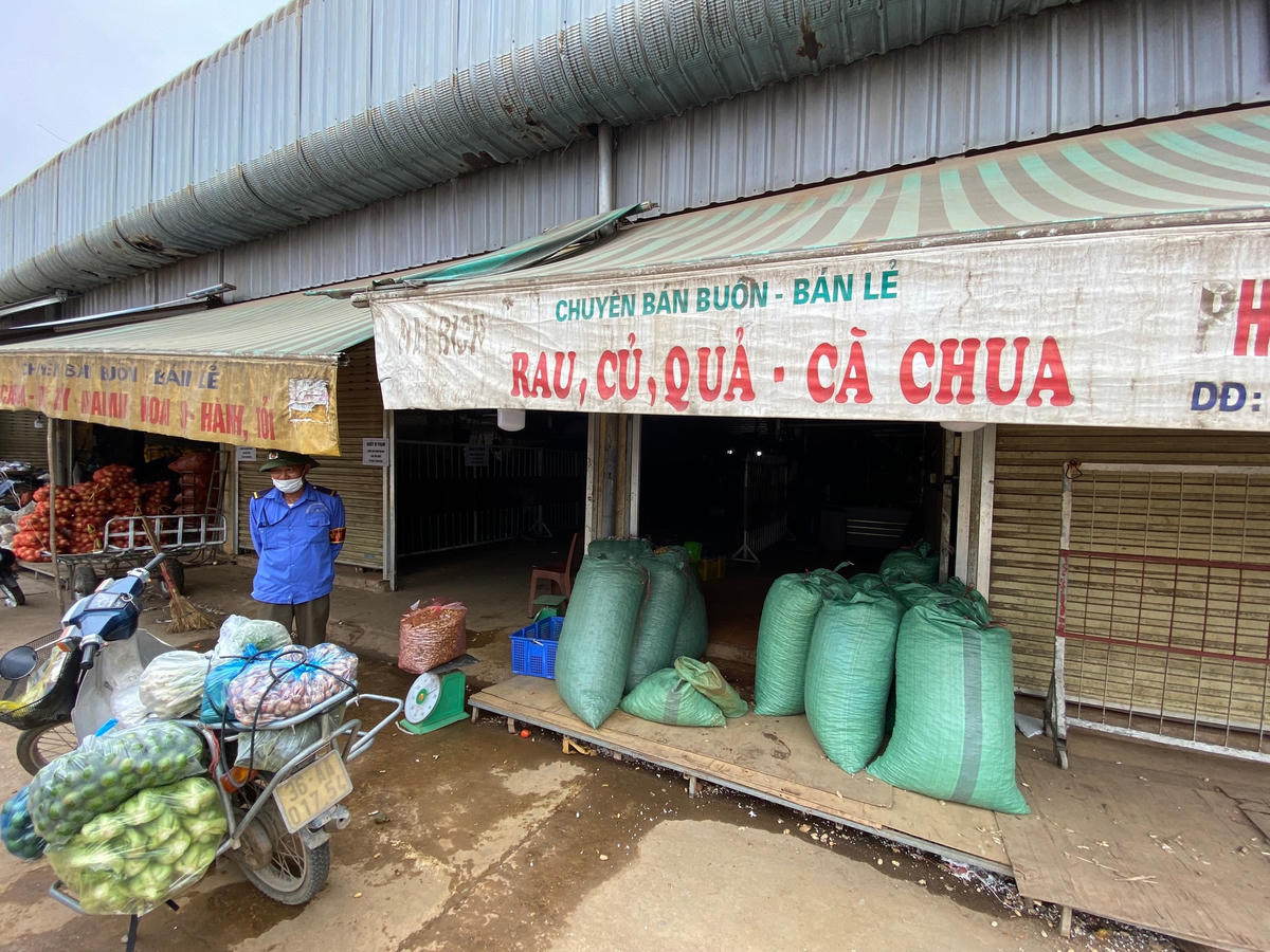 Hai ki-ốt buôn bán cà chua nằm cách nhau khoảng 10 m.