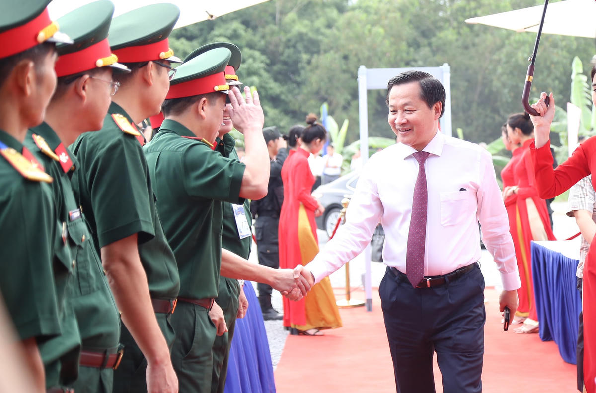 Phó Thủ tướng Lê Minh Khái gặp gỡ lãnh đạo tại buổi lễ. 