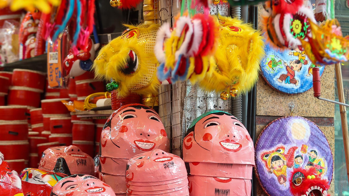 Hà Nội: Phố Hàng Mã lung linh sắc màu dịp cận Tết Trung thu